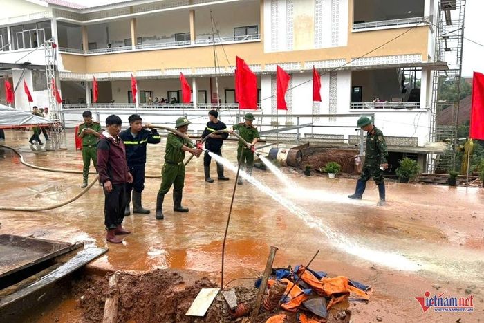 Làm sạch khu vực dựng rạp khai giảng. Ảnh: VT