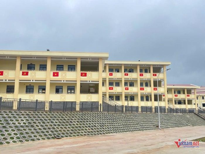 Những dãy nhà mái ngói đỏ tươi, tường được khoác lên màu sơn mới, cờ Đảng và cờ Tổ quốc được trang trí nổi bật trên các hành lang làm cho khuôn viên trường thêm rực rỡ. Ảnh: Trần Hoàn