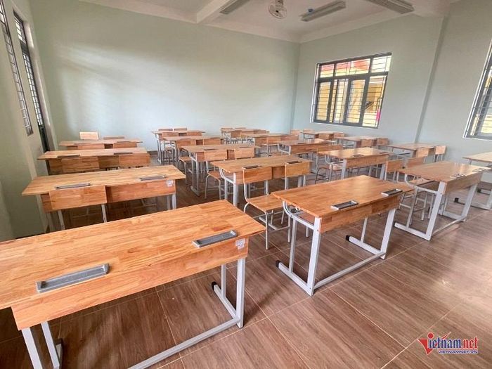 Bàn ghế được đóng mới chắc chắn. Ảnh: Trần Hoàn