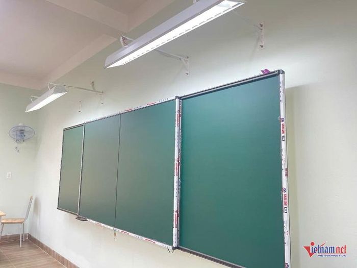 Bảng thông minh và hệ thống điện chiếu sáng được bố trí đầy đủ, đáp ứng nhu cầu học tập, giảng dạy của học sinh và giáo viên. Ảnh: Trần Hoàn