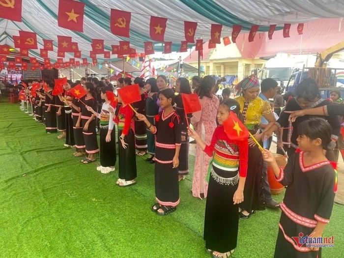 Học sinh và Hội phụ nữ xã Ia Púch tập dượt để phục vụ lễ khai giảng năm học mới. Ảnh: Trần Hoàn