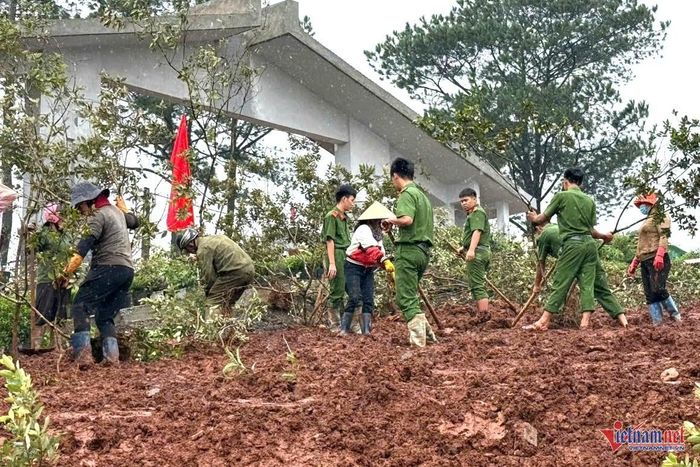 Dọn dẹp cây xanh trong khuôn viên trường. Ảnh: VT