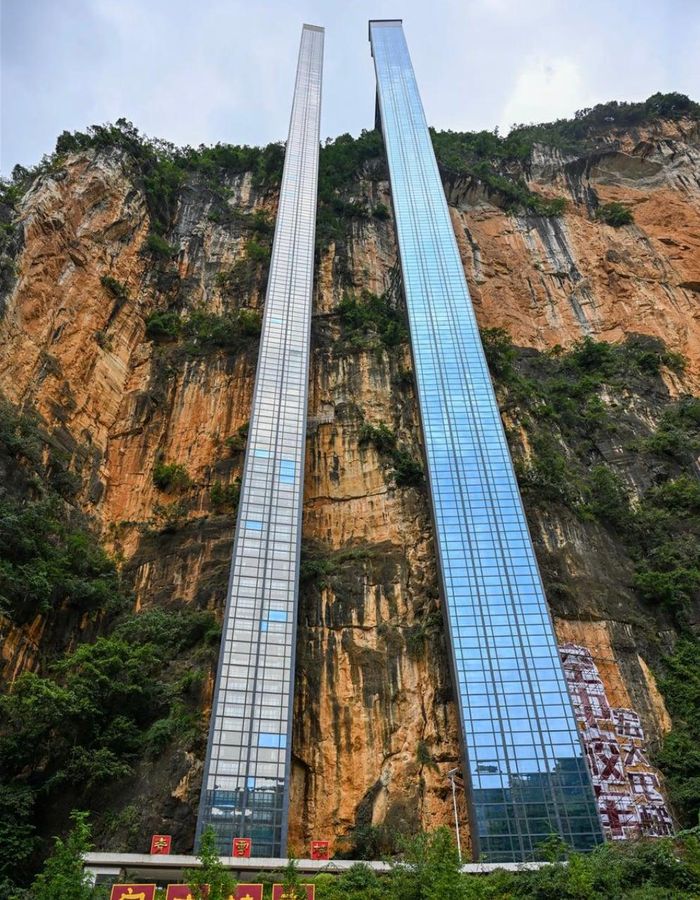 Thang máy ngoài trời cao 288m giúp trẻ em vùng núi Trung Quốc đến trường an toàn hơn (Ảnh:
