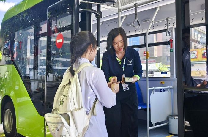  50 xe buýt đã được bố trí, sẵn sàng đưa đón học sinh trên các tuyến, bảo đảm hành trình đến trường an toàn, thuận tiện.