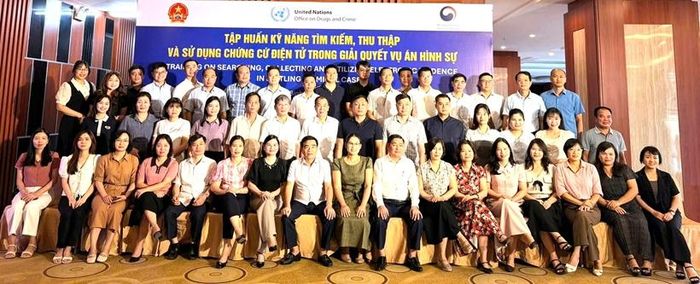  Các đại biểu tham dự tập huấn chụp ảnh lưu niệm.