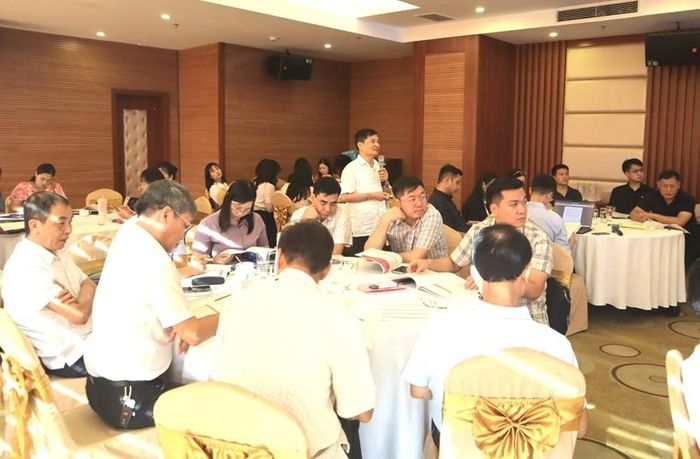 Đồng chí Nguyễn Đăng Thắng, Phó Vụ trưởng Vụ 7, VKSND tối cao trình bày chuyên đề tại khoá tập huấn.