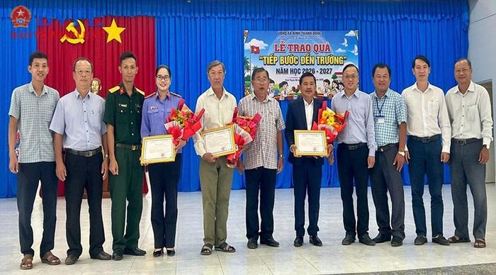  Đại diện chính quyền địa phương ghi nhận tấm lòng của các đơn vị đồng hành.