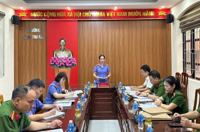 Đồng chí Trần Thị Hồng, Trưởng đoàn kiểm sát công bố dự thảo kết luận tại UBND phường Tam Thanh.