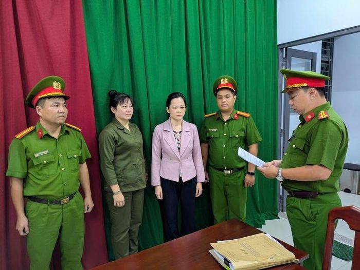 Nguyễn Thị Tuyết Chinh lĩnh 2 năm tù treo về tội Gây rối trật tự công cộng.