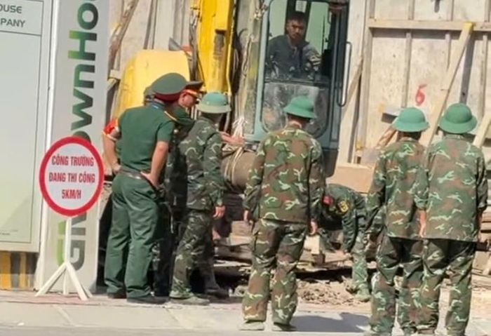  Lực lượng chức năng tiến hành di dời quả bom.