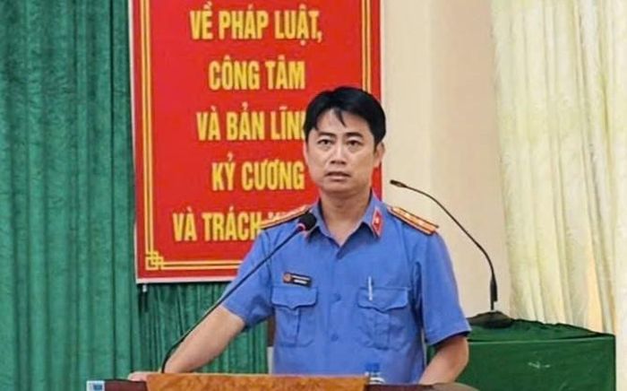 Đồng chí Trịnh Hiếu Huy, Phó Viện trưởng VKSND khu vực 8 phát biểu tại Hội nghị.