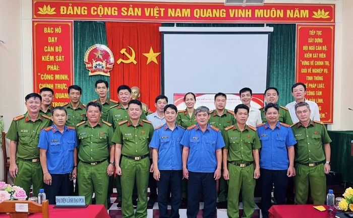  Các đại biểu chụp ảnh lưu niệm.