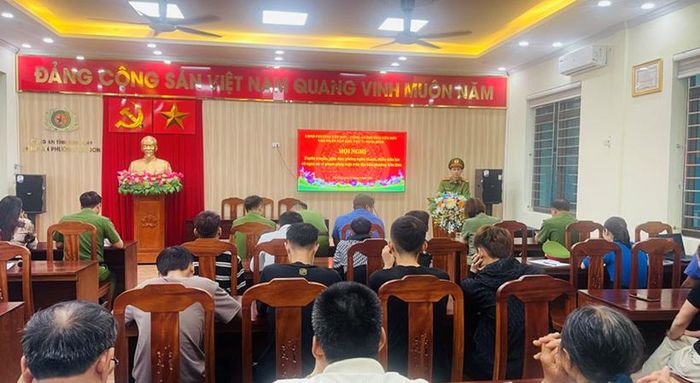Cán bộ Công an phường tuyên truyền việc phòng, chống tội phạm xâm phạm sở hữu, xâm phạm an toàn, trật tự công cộng.