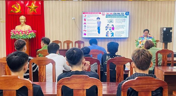 Kiểm sát viên tuyên truyền việc phòng, chống tội phạm về ma túy.