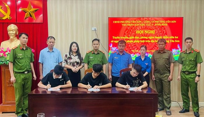 Các đại biểu chứng kiến việc ký cam kết của các cháu thanh, thiếu niên.