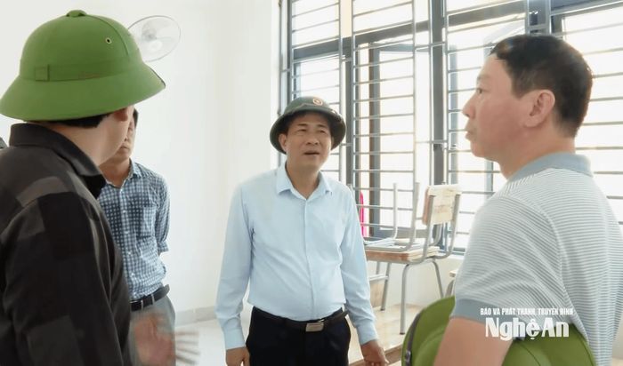 Đồng chí Phó Chủ tịch UBND tỉnh yêu cầu nhà thầu, Ban Giám hiệu Trường Phổ thông nội trú Tiểu học và THCS Hạnh Lâm tiếp tục hoàn thiện hạ tầng và cơ sở vật chất. Ảnh: Thu Hiền