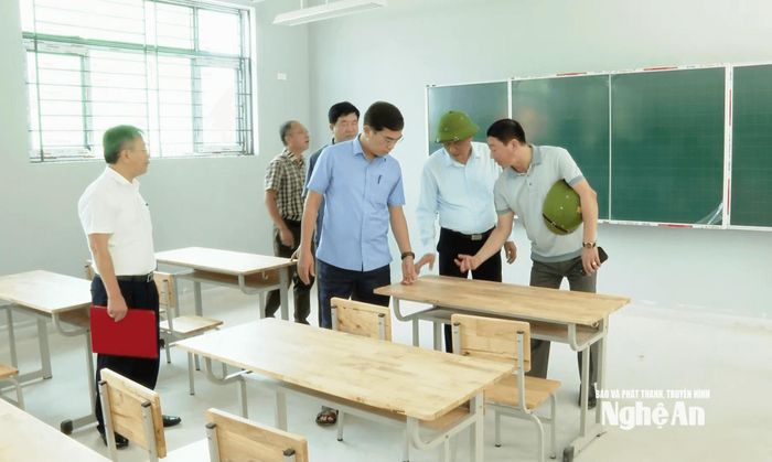 Phó Chủ tịch UBND tỉnh Thái Văn Thành kiểm tra cơ sở vật chất trường học. Ảnh: Thu Hiền