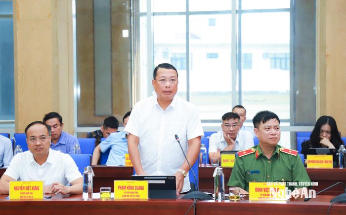 Đồng chí Phạm Hồng Quang - Ủy viên Ban Thường vụ Tỉnh ủy, Giám đốc Sở Xây dựng phát biểu tại phiên họp. Ảnh: Thành Duy