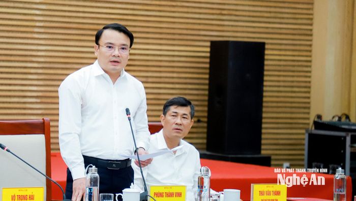 Đồng chí Phùng Thành Vinh - Ủy viên Ban Chấp hành Đảng bộ tỉnh, Phó Chủ tịch UBND tỉnh phát biểu tại phiên họp. Ảnh: Thành Duy
