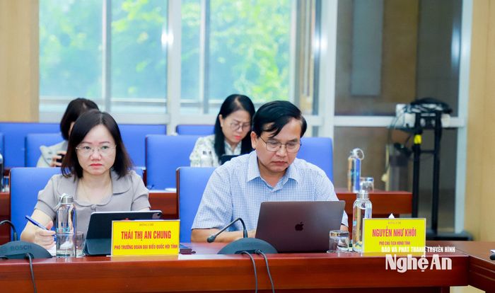 Lãnh đạo Thường trực HĐND tỉnh và Đoàn ĐBQH tỉnh dự phiên họp. Ảnh: Thành Duy