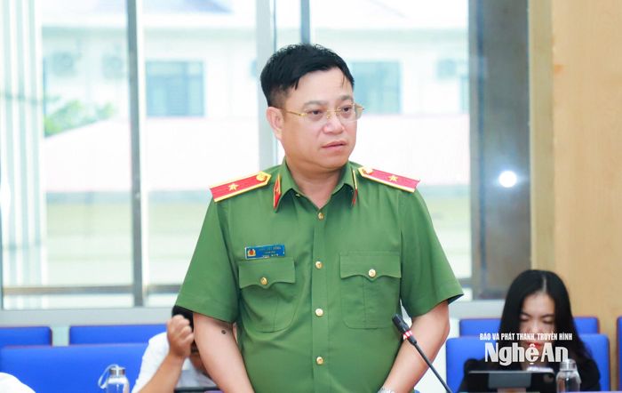 Thiếu tướng Đinh Việt Dũng - Ủy viên Ban Thường vụ Tỉnh ủy, Giám đốc Công an tỉnh phát biểu tại phiên họp. Ảnh: Thành Duy