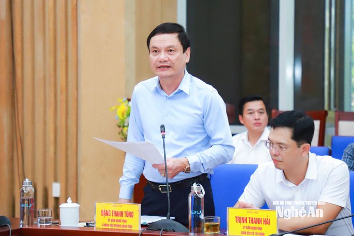 Đồng chí Đặng Thanh Tùng - Ủy viên Ban Chấp hành Đảng bộ tỉnh, Chánh Văn phòng UBND tỉnh thông báo nội dung phiên họp. Ảnh: Thành Duy