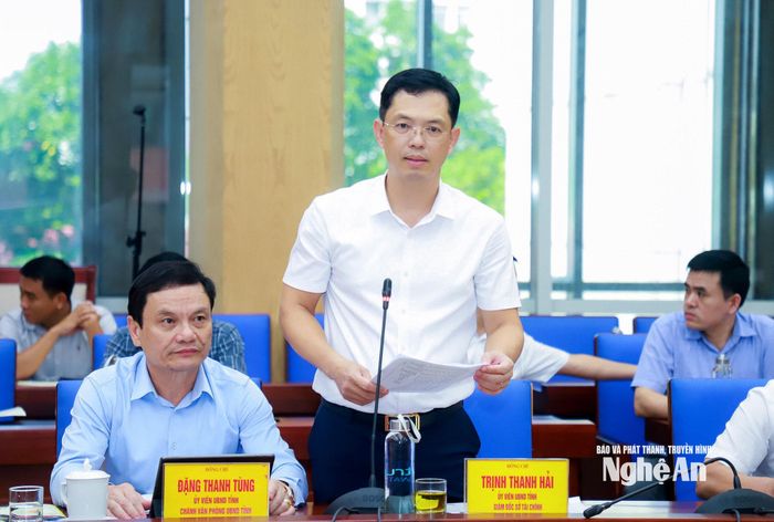 Đồng chí Trịnh Thanh Hải - Ủy viên Ban Chấp hành Đảng bộ tỉnh, Giám đốc Sở Tài chính trình bày báo cáo tại phiên họp. Ảnh: Thành Duy