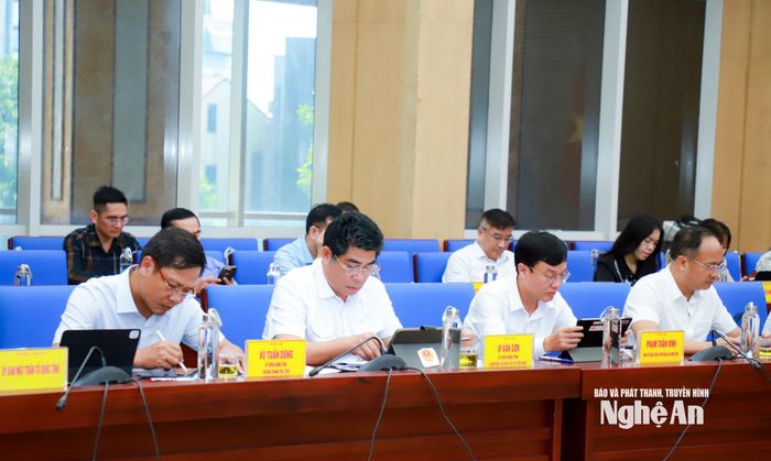 Lãnh đạo các sở, ngành dự phiên làm việc. Ảnh: Thành Duy