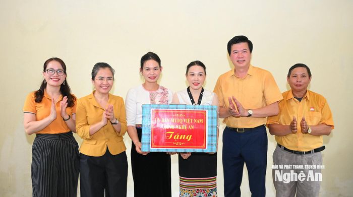 Phó Bí thư Tỉnh ủy, Chủ tịch Ủy ban MTTQ Việt Nam tỉnh Võ Thị Minh Sinh tặng quà động viên giáo viên điểm trường ở bản Cha Nga. Ảnh: Thành Cường