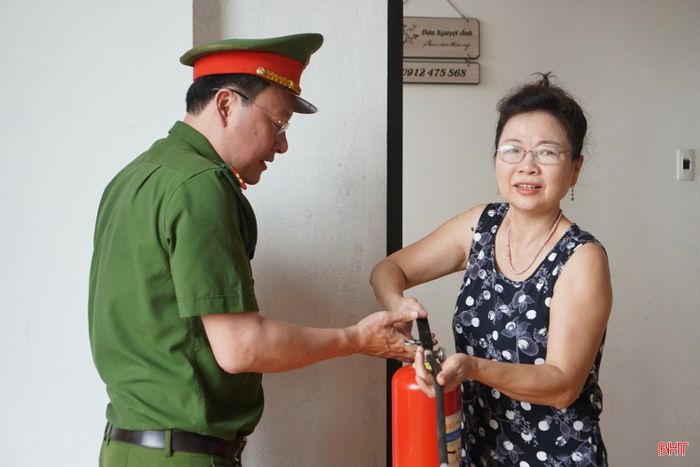 Phòng Cảnh sát PCCC&CNCH (Công an tỉnh) trực tiếp kiểm tra, giám sát công tác PCCC tại các khu nhà trọ trên địa bàn phường Thành Sen.
