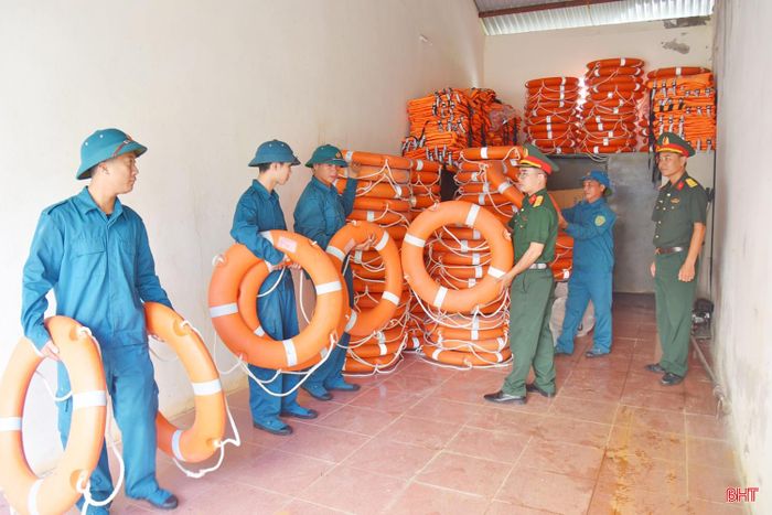 Ban CHQS xã Lộc Hà sẵn sàng phương tiện, trang bị, dụng cụ để ứng phó với mưa bão.
