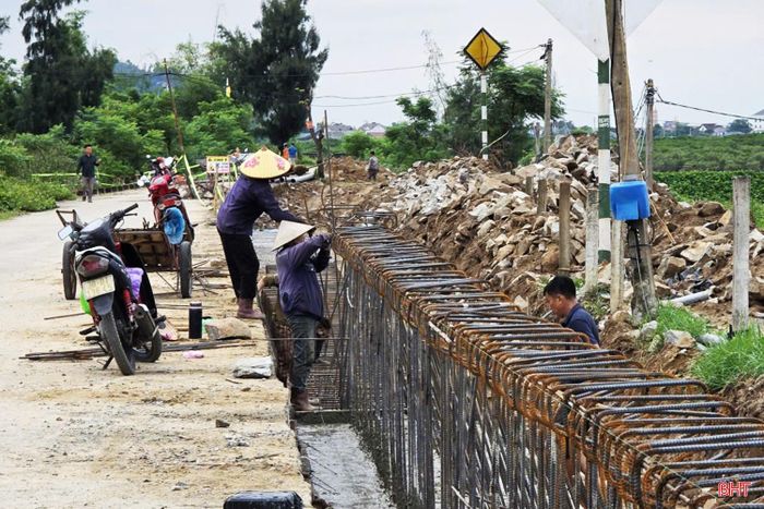 Thi công tường chắn sóng của đê Tả Nghèn (đoạn giáp ranh giữa xã Lộc Hà với xã Mai Phụ).
