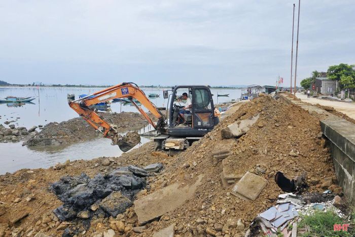 Gấp rút khắc phục dứt điểm sự cố sụt mái đê Tả Nghèn nghiêm trọng đoạn qua thôn Mai Lâm, xã Mai Phụ.