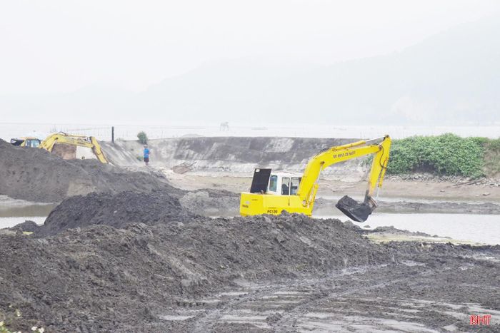 Người dân xã Mai Phụ gia cố hồ nuôi tôm để vụ thu đông đảm bảo an toàn.
