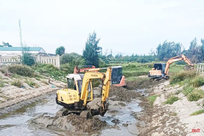 Khơi thông các luồng lạch chính ở thôn Hải Bằng (xã Lộc Hà) để bảo đảm nước lũ thoát ra biển nhanh, không gây ngập lụt cục bộ.