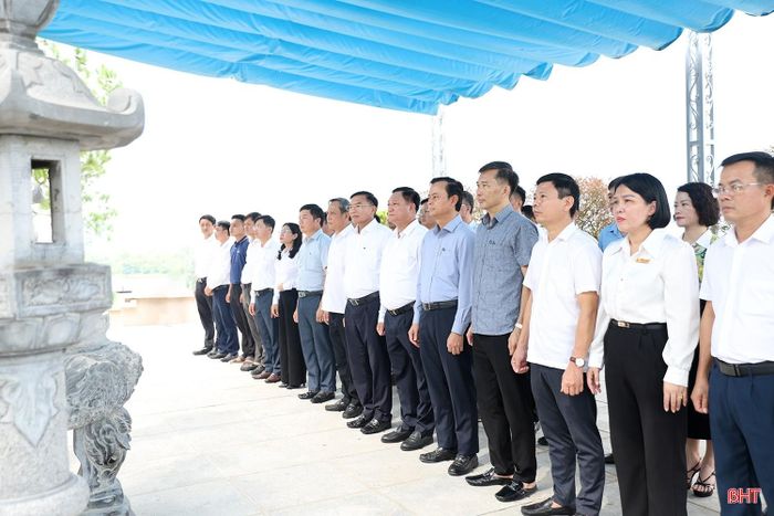 Trước đó, đồng chí Hà Văn Hùng - Ủy viên BTV, Trưởng ban Tuyên giáo và Dân vận Tỉnh ủy cùng các đại biểu đã tới dâng hương tại phần mộ Tổng Bí thư Trần Phú.