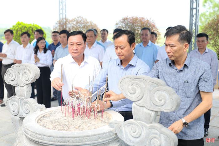 Các đại biểu dâng hương lên phần mộ Tổng Bí thư Trần Phú.