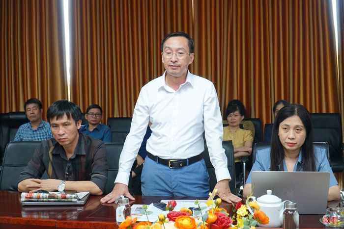 Đồng chí Nghiêm Sỹ Đống - Giám đốc Báo và phát thanh, truyền hình Hà Tĩnh trao đổi với đoàn công tác Trường Đại học FPT về các nội dung liên quan.