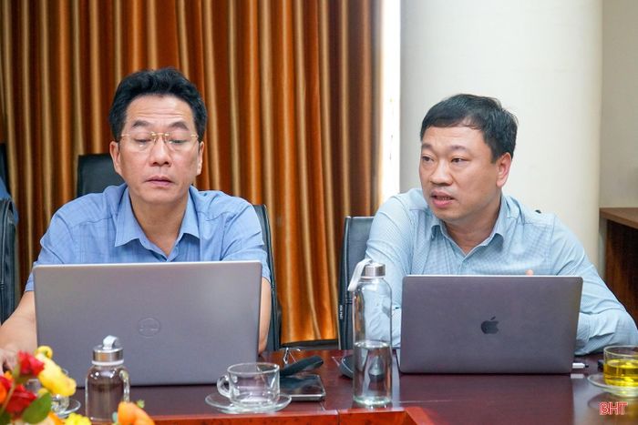 Lãnh đạo các phòng chuyên môn Báo và phát thanh, truyền hình Hà Tĩnh trao đổi tại buổi làm việc.