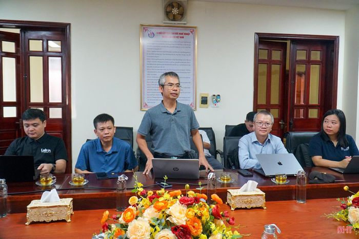 Thầy giáo Phan Trường Lâm - Phó Giám đốc Trường Đại học FPT Hà Nội, Trưởng ban Chuyển đổi số Tổ chức Giáo dục FPT trao đổi về định hướng chuyển đổi số tại buổi làm việc.