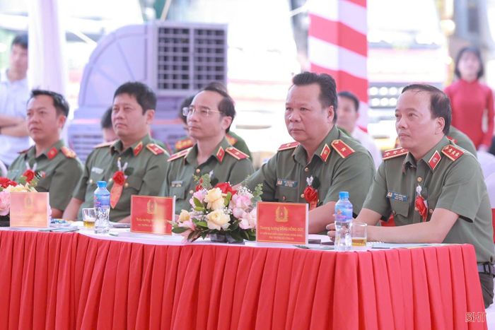 Lãnh đạo Bộ Công an và các đại biểu tham dự buổi lễ.
