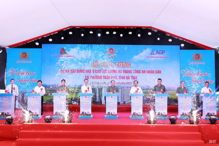 Các đồng chí lãnh đạo Bộ Công an, tỉnh Hà Tĩnh và đại biểu nhấn nút khởi công dự án.