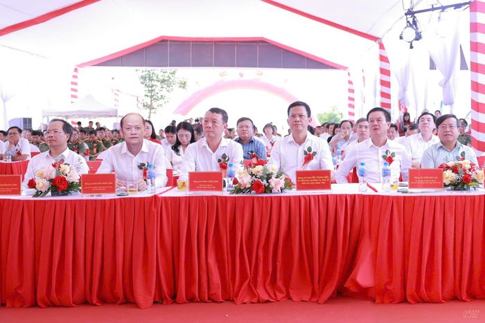Các đồng chí lãnh đạo tỉnh Hà Tĩnh tham dự buổi lễ.