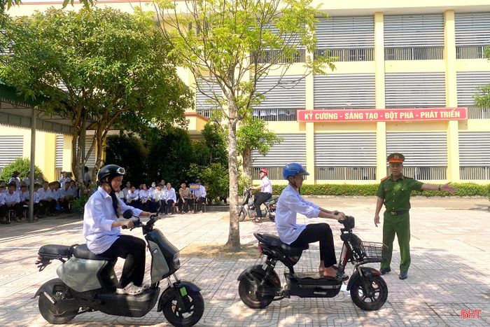 Tại Trường THPT Kỳ Anh, sau phần tập trung, dặn dò các phần việc cho lễ khai giảng, học sinh được phổ biến giáo dục pháp luật về an toàn giao thông.