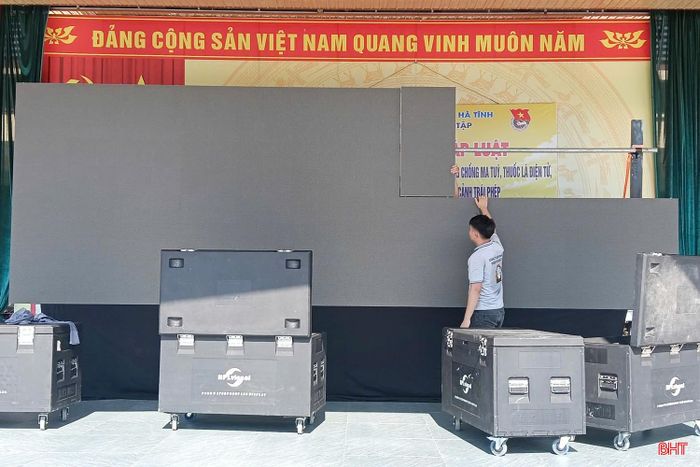 Hôm nay, Trường THPT Hà Huy Tập cũng đã triển khai lắp màn hình LED ở sân trường phục vụ cho cán bộ, giáo viên, học sinh theo dõi lễ khai giảng.