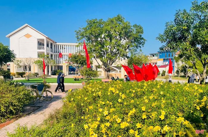 Các trường học đã rực rỡ cờ, hoa.