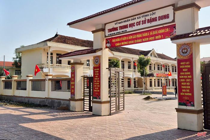 Khuôn viên Trường THCS Đặng Dung (xã Tùng Lộc) được chỉnh trang sạch đẹp, tạo không khí phấn khởi trước thềm năm học mới.