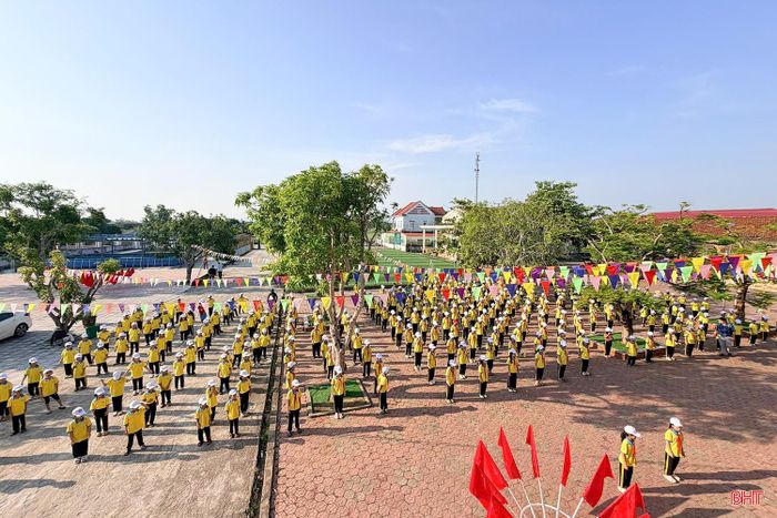 Học sinh Trường Tiểu học Gia Hanh (xã Gia Hanh) cũng duyệt lại lần cuối màn múa hát sân trường chuẩn bị cho ngày khai giảng.