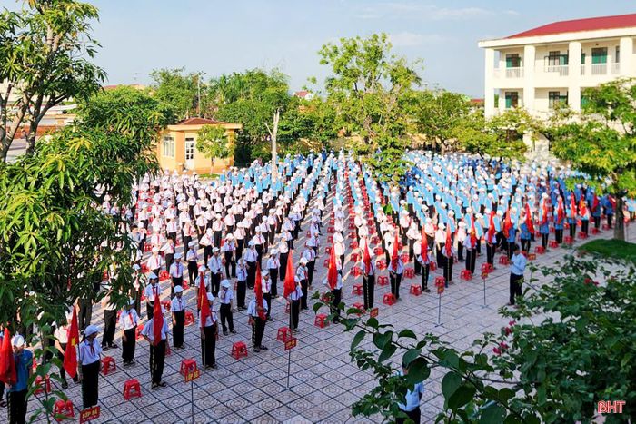 Trường THCS Cẩm Bình (xã Cẩm Bình) cũng đã tổng duyệt lần cuối chương trình chuẩn bị cho lễ khai giảng năm học.