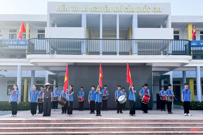  Các đội nghi thức chăm chỉ tập luyện, chuẩn bị cho những khoảnh khắc trang trọng trong lễ khai giảng. (Ảnh chụp tại Trường THCS Bắc Hồng Lĩnh - phường Bắc Hồng Lĩnh và Trường THCS Lê Văn Thiêm - phường Thành Sen). 